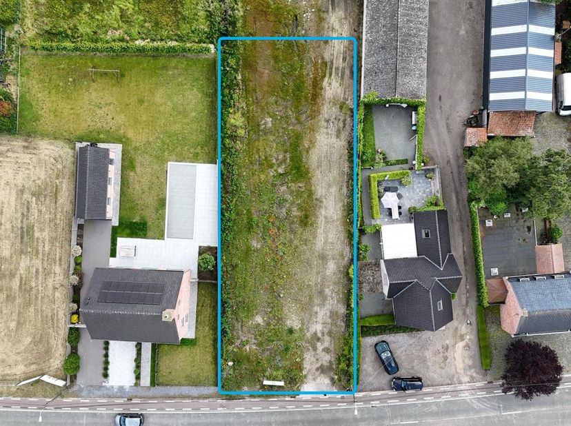 LIGGING:&lt;br /&gt;
Deze bouwgrond is gelegen langs de noordkant van de Oostveldstraat en bevindt zich in een rustige omgeving nabij het centrum van Eeklo.