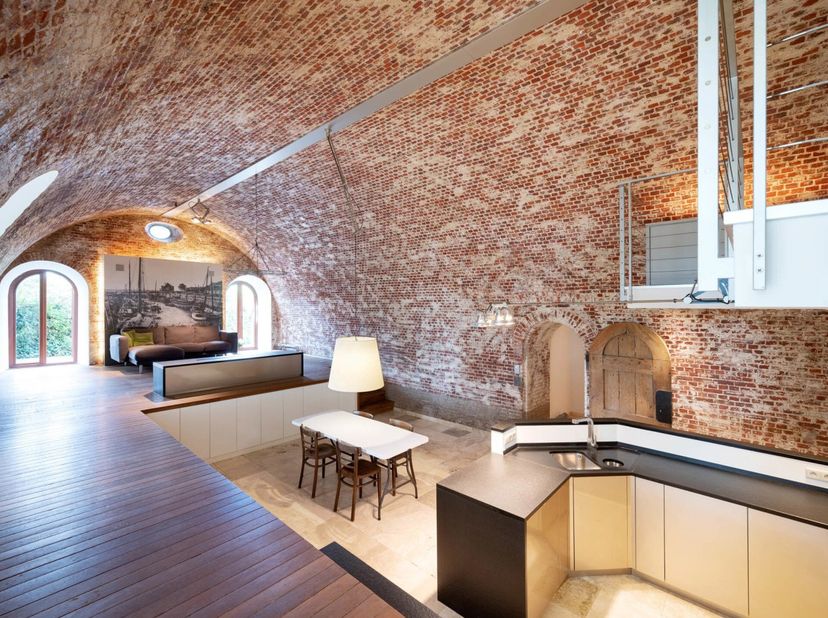 Situé à Lillo, à proximité du Vaporetto, bâtiment unique dans une ancienne caserne de ± 170 m² avec deux chambres et terrasse.&lt;br /&gt;
Le bien comprend