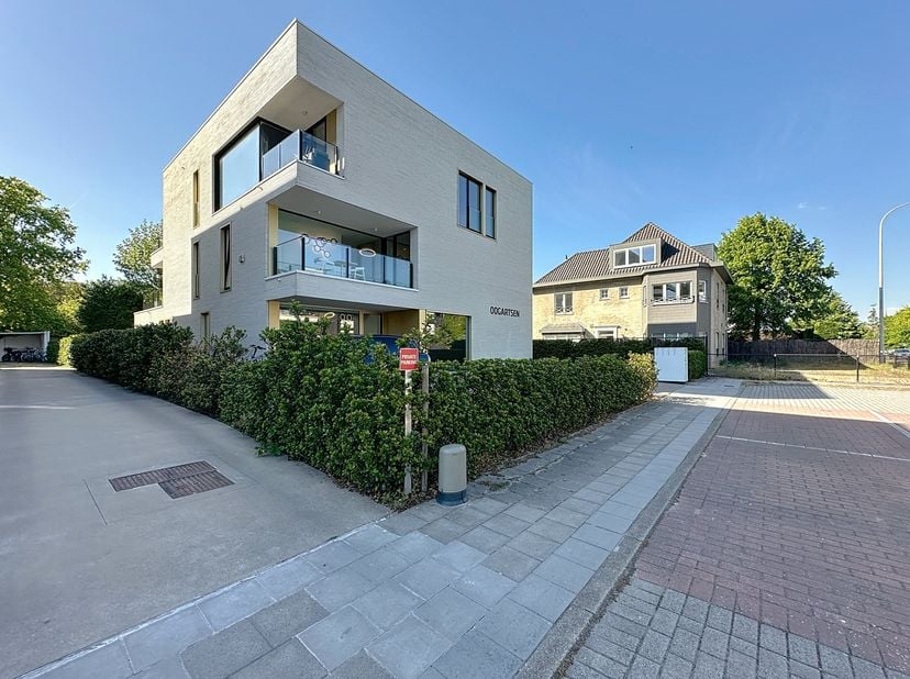 Op een steenworp van het station bevindt zich dit stijlvolle en goed gelegen appartement. De woning biedt niet alleen een aangename leefruimte, maar o