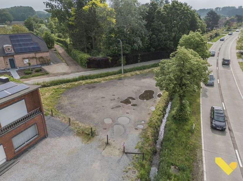 Grond te koop voor meerdere doeleinden.&lt;br /&gt;
Deze grond heeft een straatbreedte van 48 meter en een diepte van 30 meter.  Deze kan gebruikt worden al