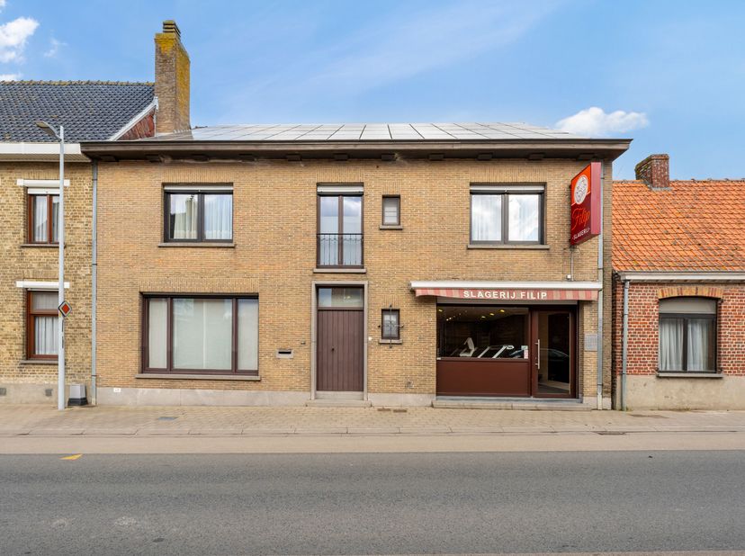 Deze zeer ruime woning met handelspand en uitweg met parking en dubbele garage wordt u te koop aangeboden.&lt;br /&gt;
We betreden de gelijkvloerse verdiepi