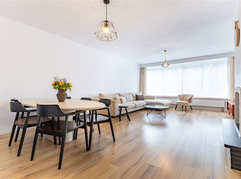 Ruim appartement (90m²) met 3 slaapkamers + terrasje gelegen in een rustige woonwijk te Edegem.&lt;br /&gt;
Het appartement is gelegen op de eerste verdiepi