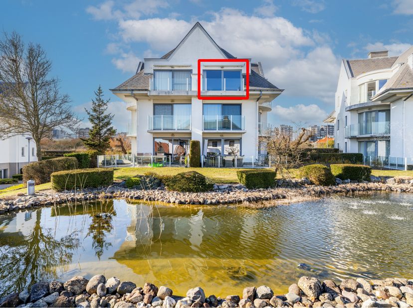 Bel appartement en duplex prêt à emménager comprenant 3 belles chambres et 3 agréables terrasses avec une vue exceptionnelle sur l&#039;étang et la verdure