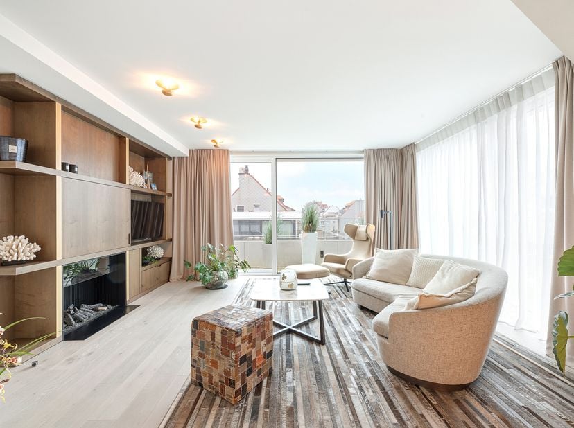 Uitzonderlijk duplex-hoekappartement in recent gebouw (bj 2012) met zonnig terras, en zijdelings zeezicht.&lt;br /&gt;
Het gebouw ligt op de hoek van de Pau