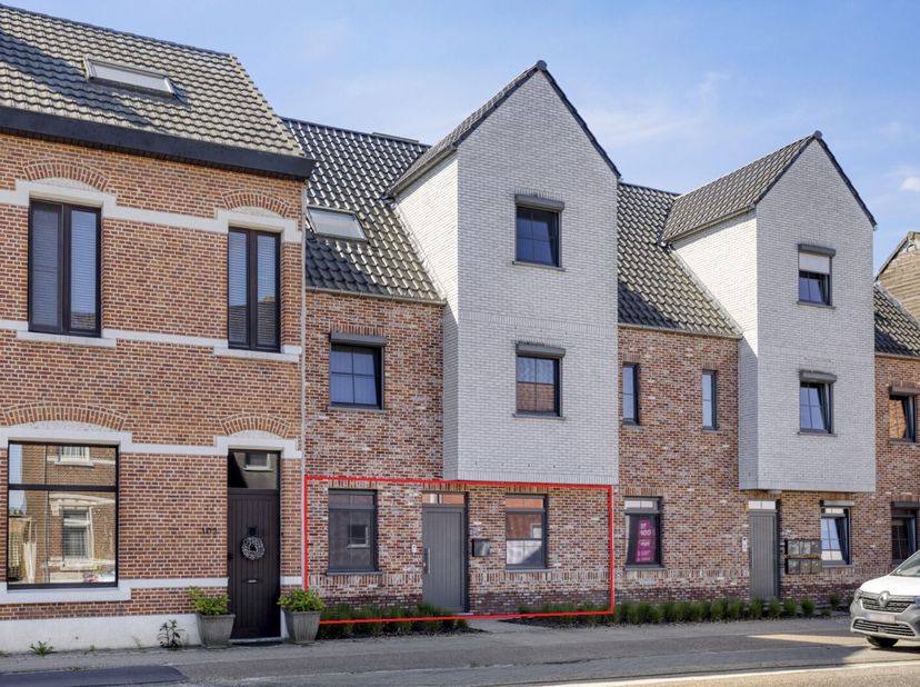 Dit energiezuinig gelijkvloers appartement (EPC-label A) is uitstekend gelegen aan de Leopoldsburgsesteenweg, op wandelafstand van winkels, openbaar v