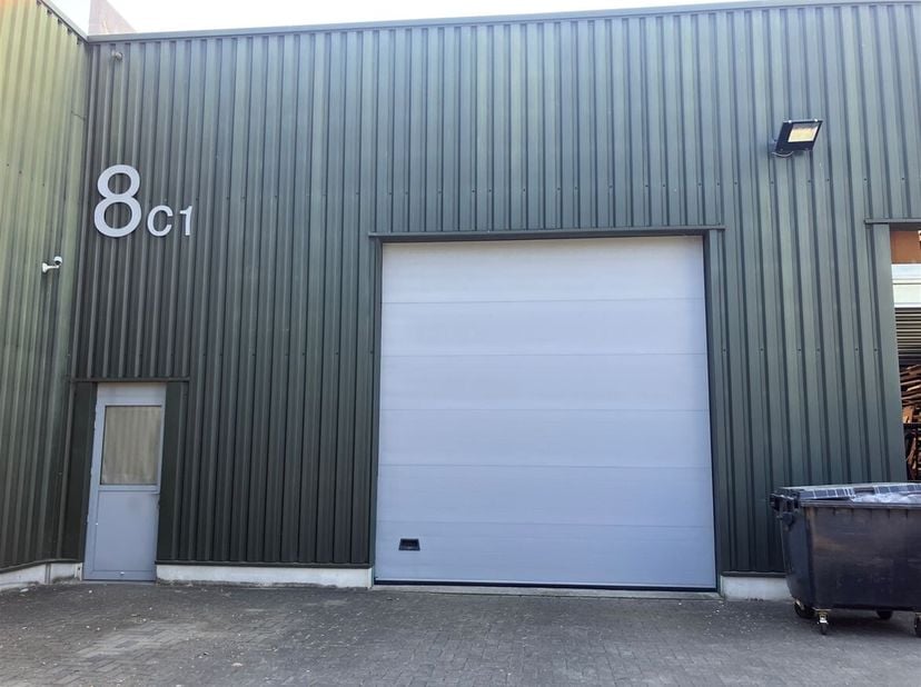Ruime bedrijfsunit op toplocatie &lt;br /&gt;
Ligging: Het pand is gelegen op een ideale locatie met grote verbindingswegen in de buurt. Het is gelegen in e