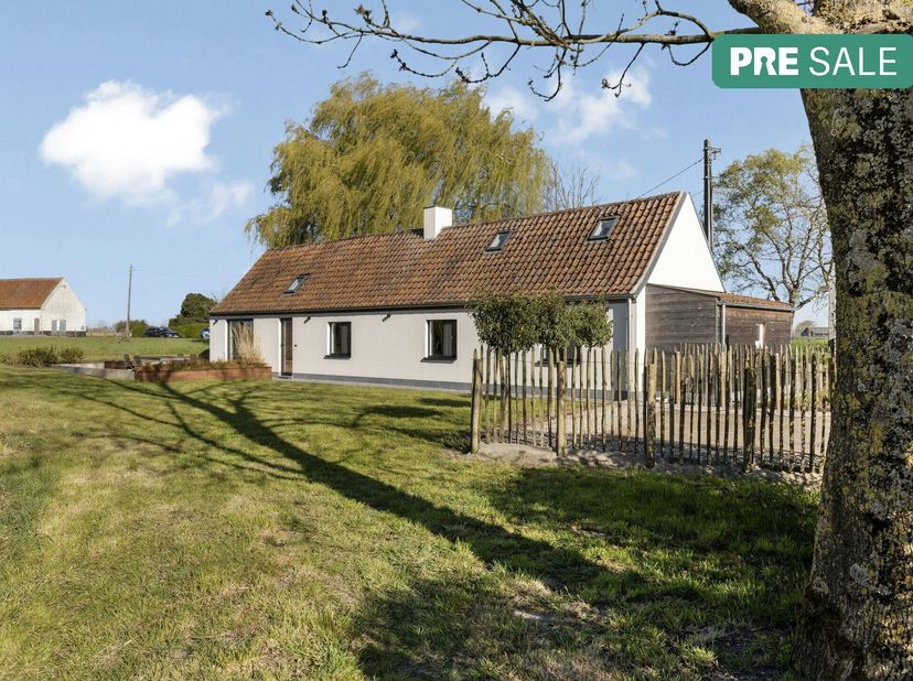 Vous rêvez de calme, d&#039;espace et de charme dans un cadre champêtre? Cette maison prête à emménager, entièrement rénovée entre 2018 et 2021, est cachée