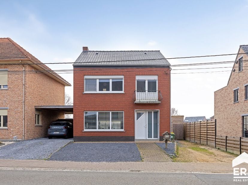 Bent u op zoek naar een charmante woning met een uitstekende centrale ligging in de nabijheid van scholen, winkels en belangrijke invalswegen? Dan is