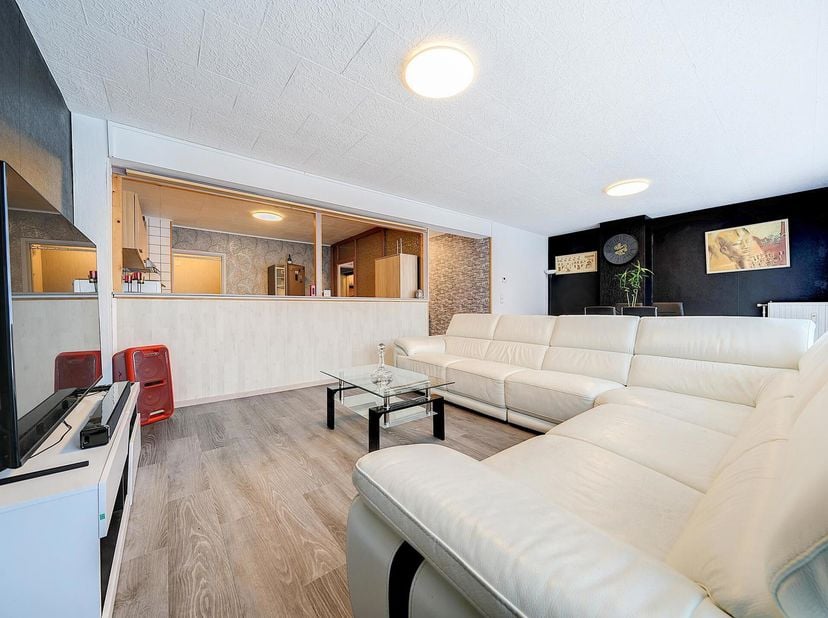 EASYHOME vous propose ce charmant appartement deux chambres de 95 m², idéalement situé au cur de Molenbeek-Saint-Jean, dans une rue paisible à faible