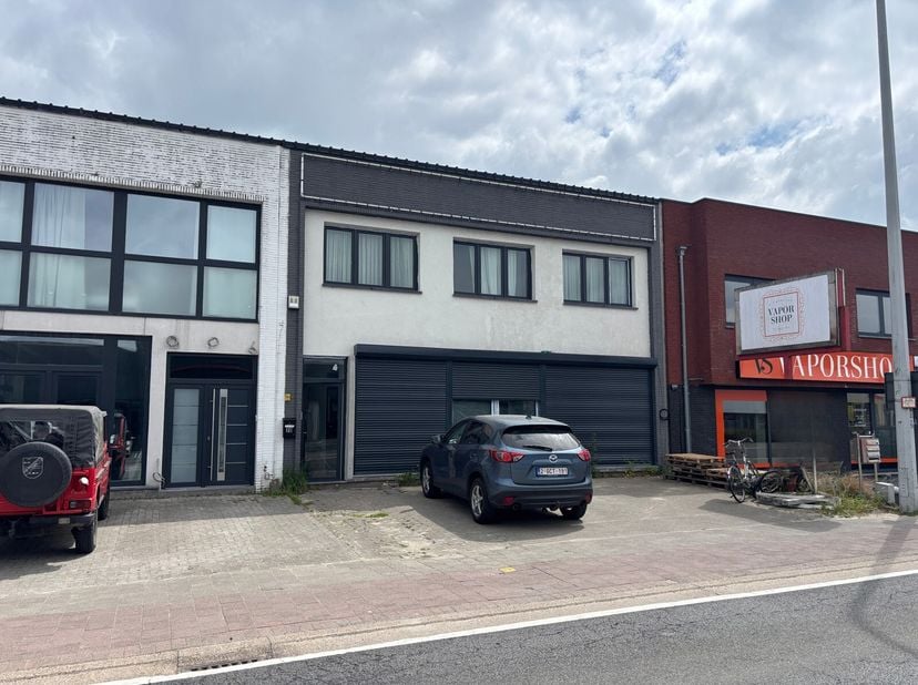 Unité commerciale denviron 900 m² à louer sur un axe très fréquenté, en face du Carrefour de Borsbeek.2 emplacements de parking sont disponibles à len