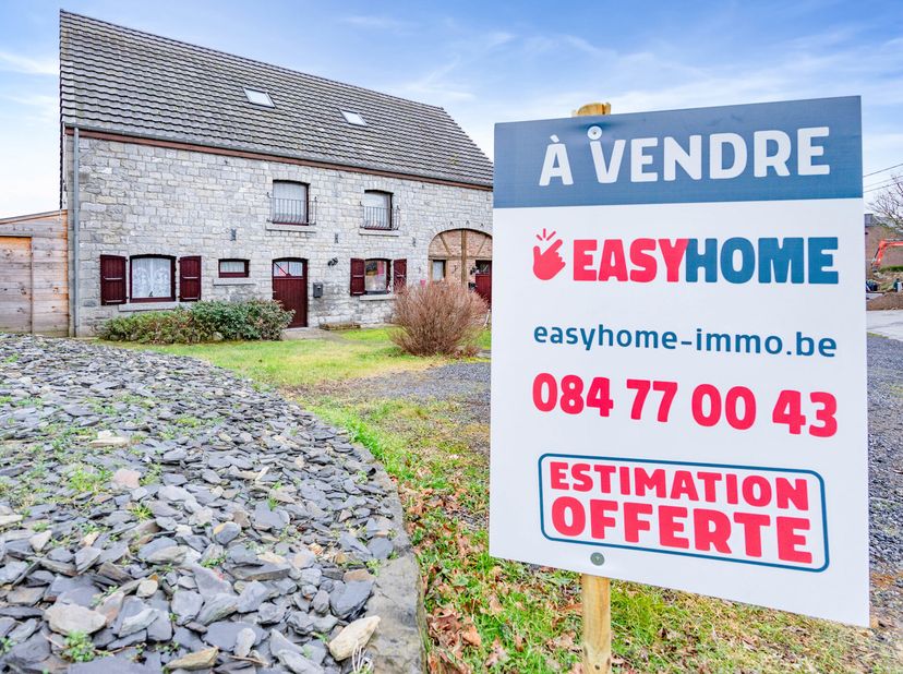 EASYHOME Immobilier a le plaisir de vous présenter cet immeuble de caractère en pierre du pays, situé dans le charmant village d&#039;Eprave. Ce bâtiment d