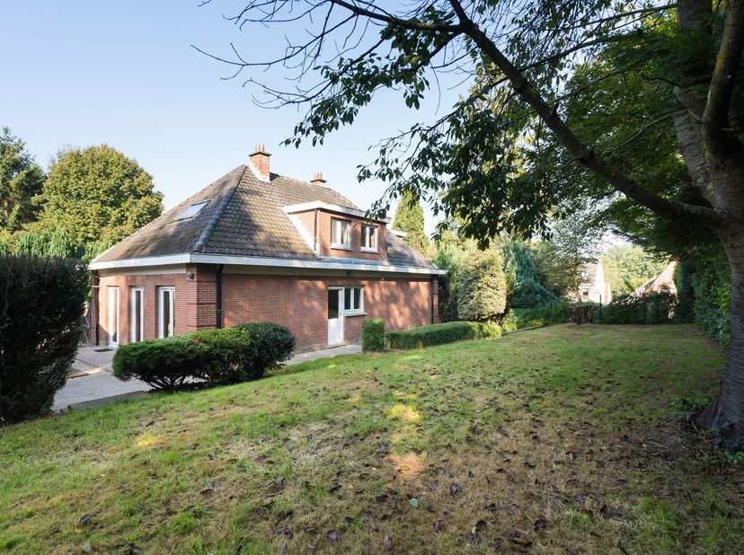 WEZEMBEEK-OPPEM, jolie VILLA (3ch/2sdb), de +/-140m² habitables, avec des emplacements de parking devant la maison, sur un terrain de +/- 8 ares. Elle