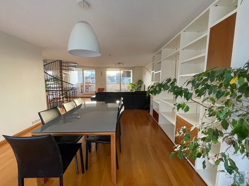 Dans un quartier très prisé près du Sablon, quartier chic du Centre de Bruxelles où tout est accessible à pieds, magnifique penthouse triplex bénéfici