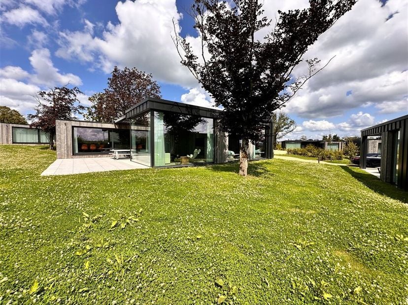MCA Immobilier vous propose ce bien rare à la vente dans un clos haut de gamme sur les hauteurs du village de Heure. Idéalement situé à deux pas de la