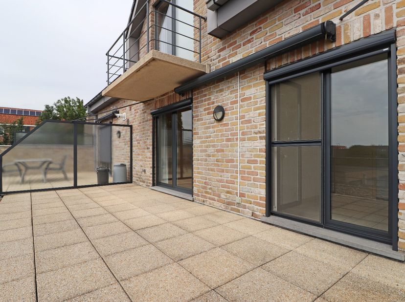 Verzorgd appartement met ruim zonneterras in het centrum van Sint-Eloois-Winkel.&lt;br /&gt;
Het appartement bevindt zich op de eerste verdieping in een rus