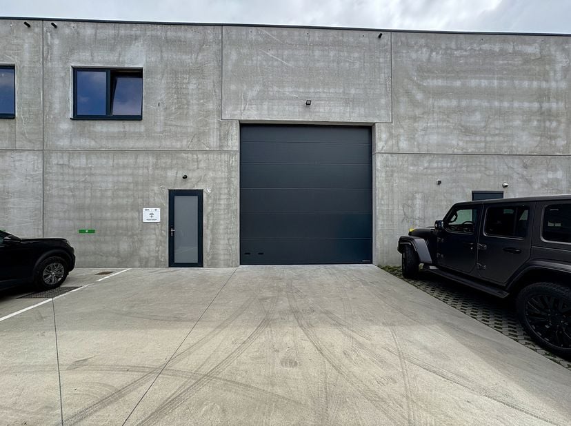 Entrepôt spacieux de 156 m² avec d&#039;excellentes installations à louer - Situé dans le Pathoekeweg&lt;br /&gt;
Cet entrepôt fonctionnel de 156 m² offre un esp