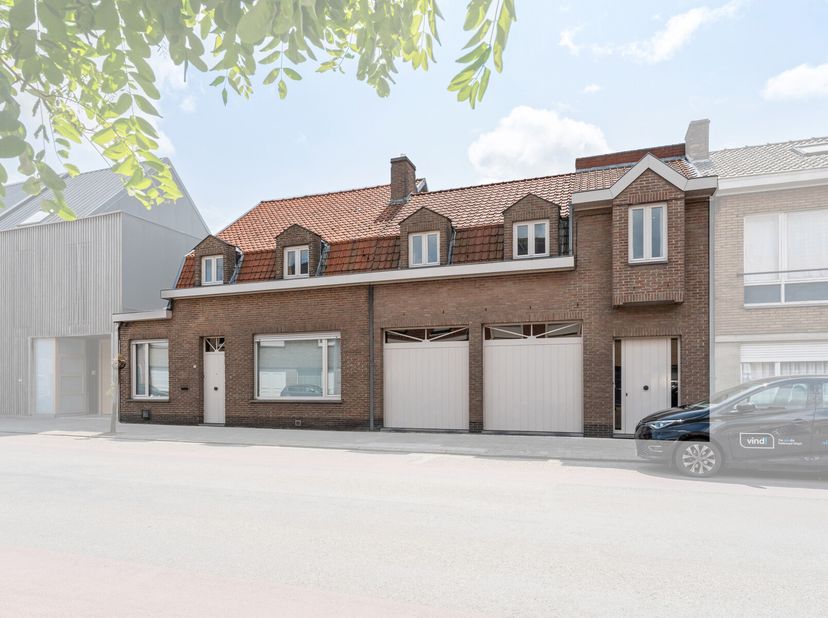 Ruime woning met bureel of praktijkruimte op een vlot toegankelijke locatie naar het centrum en naar invalswegen toe. Door zijn ruime bewoonbare opper