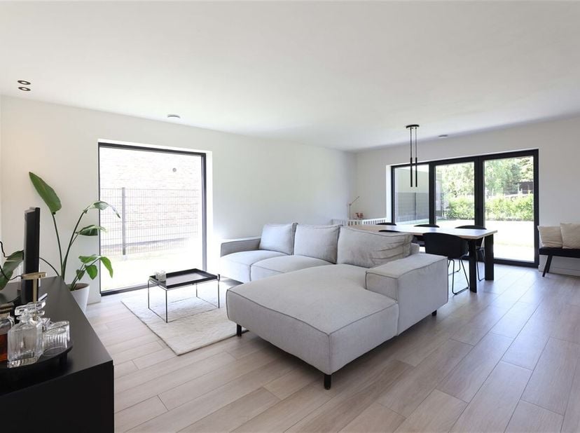 Stijlvolle nieuwbouwwoning met 3 slaapkamers op een zonnig perceel van 4a 47ca &lt;br /&gt;
Omgeving:&lt;br /&gt;
+ Rustig gelegen in een doodlopende straat&lt;br /&gt;