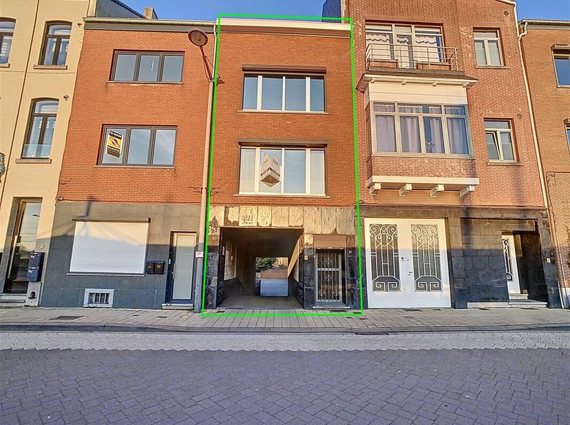 Ruime centraal gelegen woning met terras te Tienen, Zijdelingsestraat 21 met een perceel oppervlakte van 96ca.&lt;br /&gt;
Het gelijkvloers omvat een inkomh