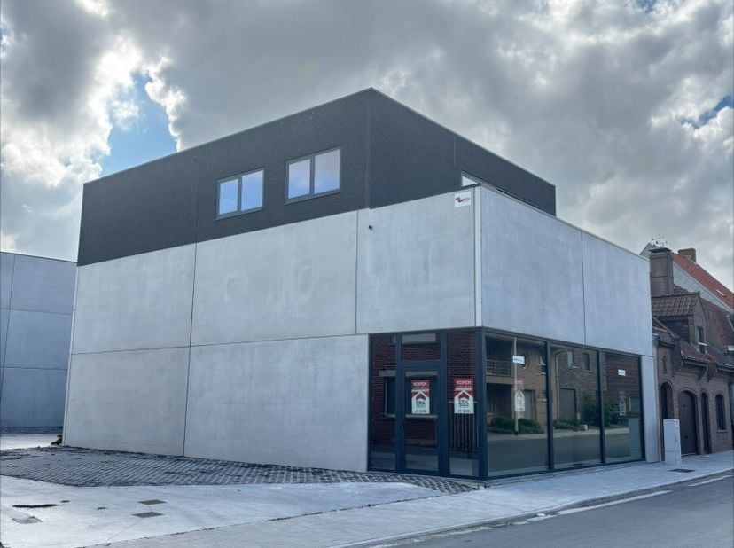 KMO units te koop te LedegemUnit1 = opp 160m²+verdiep(mogelijk woonst) +showroom - grondopp 276 m²: 352.000euro (excl BTW en kostenUnit2 = VERKOCHTUni