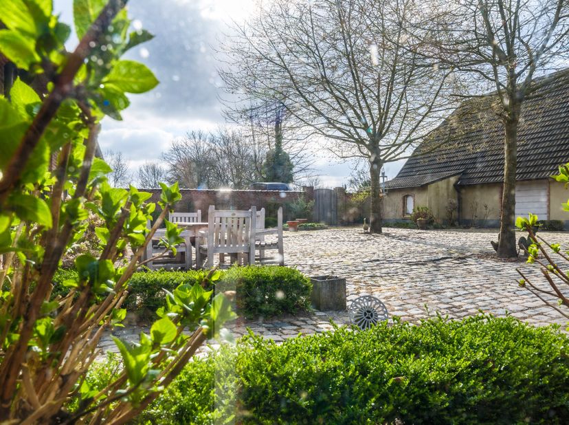TE KOOP: Gelegen op een zicht locatie langs de E313 op een perceel van 12,5 Ha.&lt;br /&gt;
Landgoed bestaande uit verschillende gebouwen, vandaag heeft het