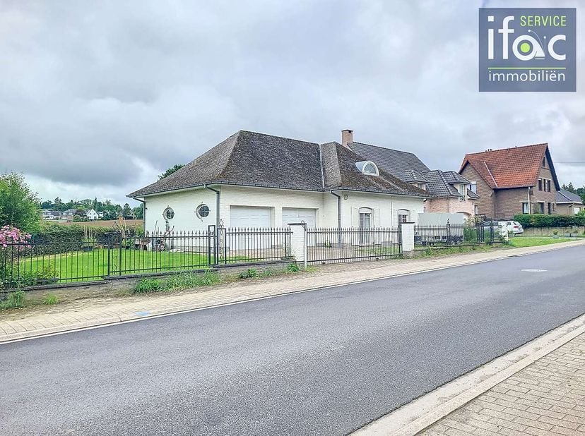 Villa/bungalow idéalement située à côté des champs, offrant de magnifiques vues tout autour. Construite en 1993, la maison se trouve sur un joli terra