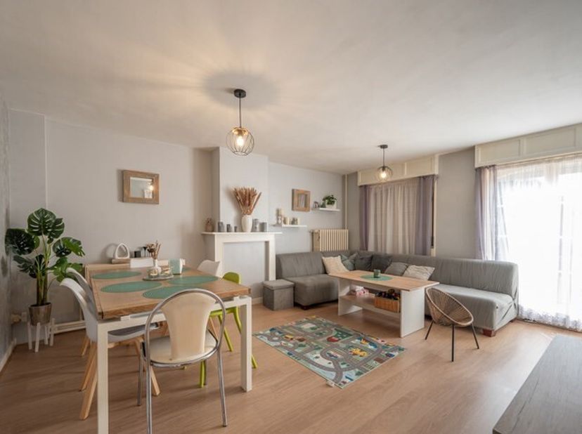 Op een leuke ligging te Sijsele vinden we dit groot pand met diverse mogelijkheden.&lt;br /&gt;
Ze biedt ons volgende:&lt;br /&gt;
Appartement gelijkvloers:&lt;br /&gt;