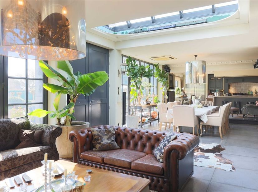 Karaktervolle villa met verwarmd zwembad op een prachtig privé domein van 31a 96ca in Bokrijk&lt;br /&gt;
Omgeving:&lt;br /&gt;
+ Rustig gelegen in een residentië
