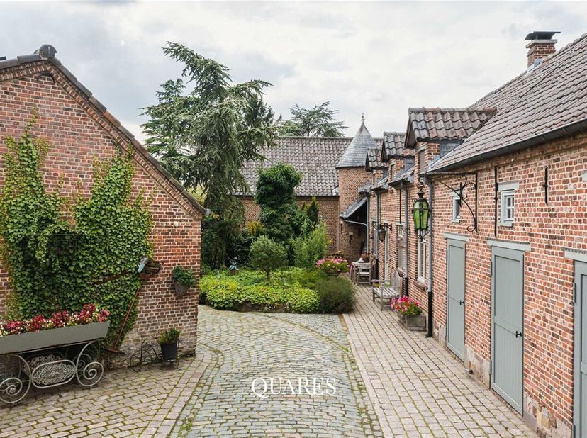 Mooie (tweewoonst)hoeve in het groen op uitzonderlijk perceel van 1,7 ha. &lt;br /&gt;
Deze prachtige hoeve op een riant perceel is ideaal voor mensen die v