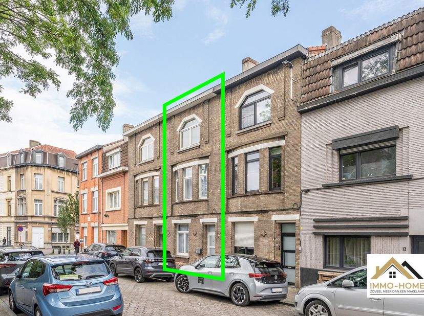 Deze gerenoveerde stadswoning is gelegen in een rustige straat aan de stadsrand van Gent vlakbij Dok Noord, en vlot bereikbaar via diverse invalswegen