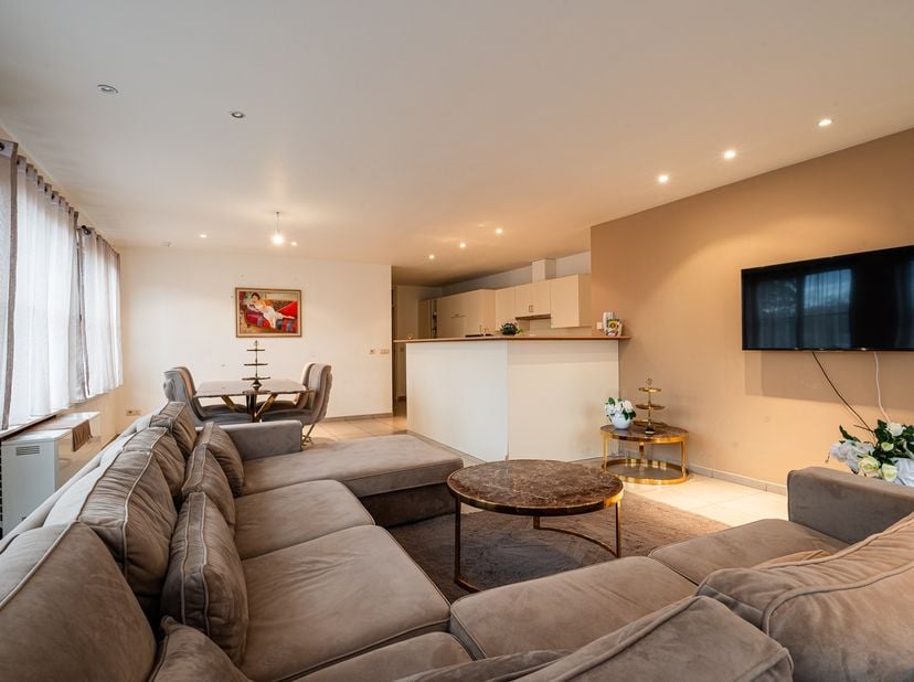 Dit appartement, gelegen in de Vaartstraat 87 bus 01.02, biedt u een harmonie van comfort en praktische indeling. Bij het binnenkomen ontdekt u een ru