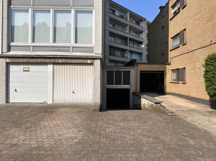 Place de parking au centre de Merksem à vendre. &lt;br /&gt;
C&#039;est également très intéressant comme investissement! Si vous souhaitez plus d&#039;informations à