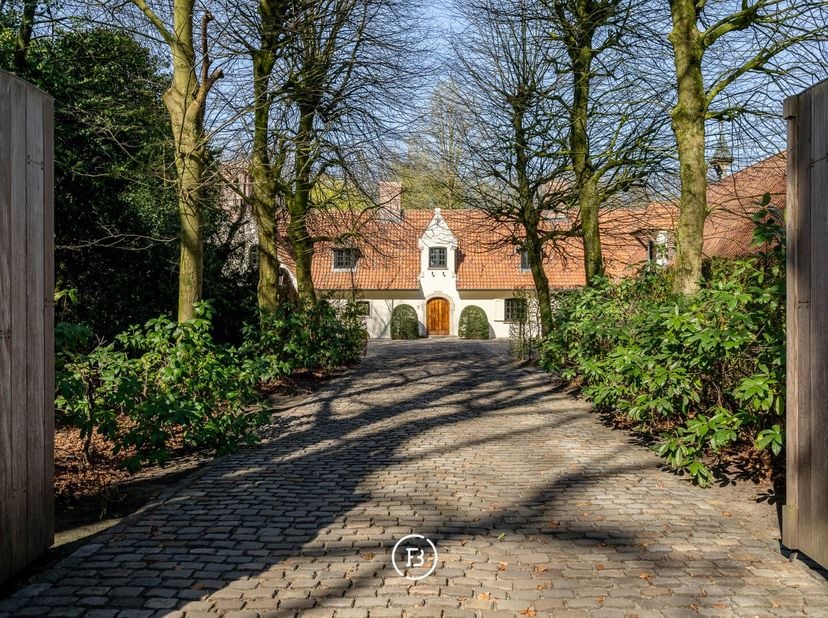 Au cur du paisible et verdoyant Hertsberge, ce manoir de caractère dévoile ses charmes via une imposante allée bordée darbres centenaires, bercé par l
