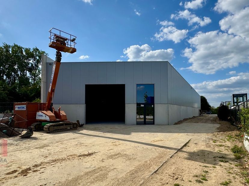 Unité PME nouvellement construite d&#039;une superficie de 320 m² à louer, très bien située à proximité de la très animée Assesteenweg, avec un accès facil