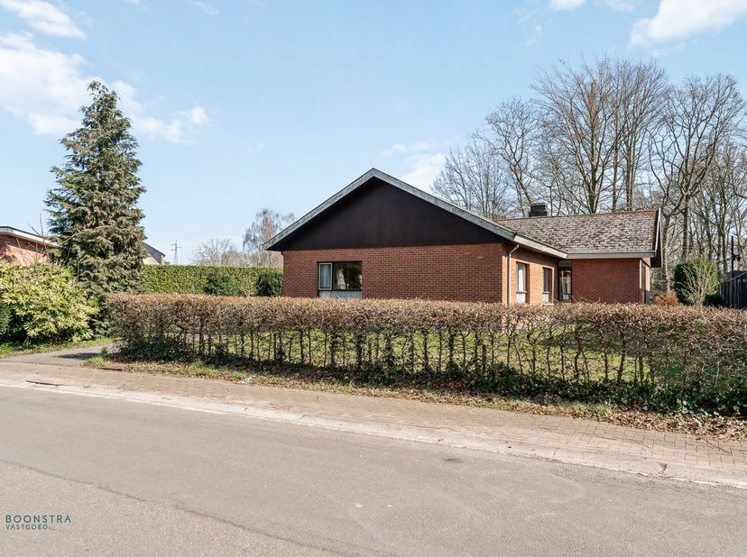 Op een fantastische locatie in St-Katelijne-Waver bevindt zich deze te renoveren gelijkvloerse woning met 4 (mogelijks 5) slaapkamers, veranda, garage