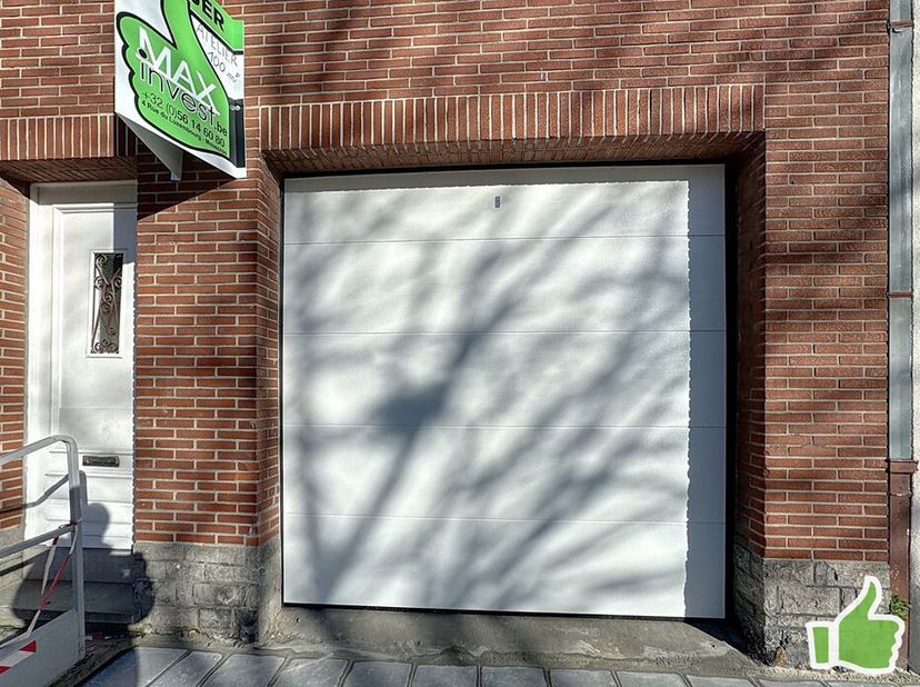 Entrepôt atelier de 100 m 2  &lt;br /&gt;
avec porte motorisée&lt;br /&gt;
Avec grand parking en face&lt;br /&gt;
libre de suite
