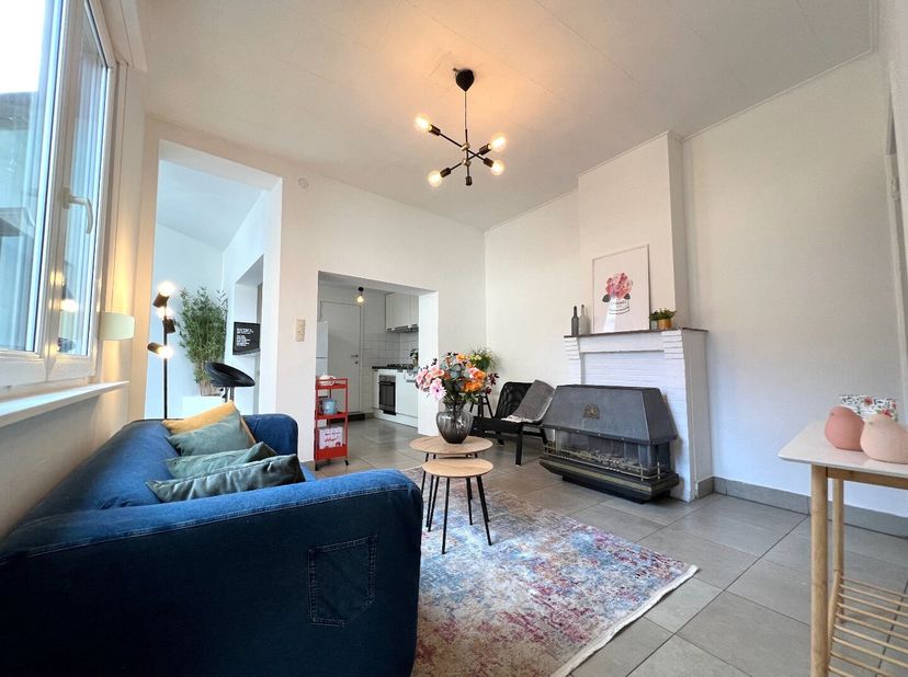 Deze rijwoning in Harelbeke is de perfecte woning voor starters of kleine gezinnen. De woning beschikt over een gezellige tuin waar je heerlijk kunt g
