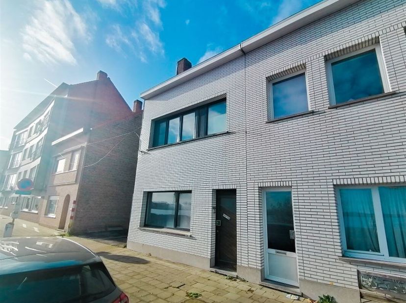 Zeer goedgelegen VERNIEUWDE woning (2016) met 4 Slaapkamers en een GARAGE!&lt;br /&gt;
Inkomhal, ruime gezellige leefruimte met aansluitend volledig ingeric
