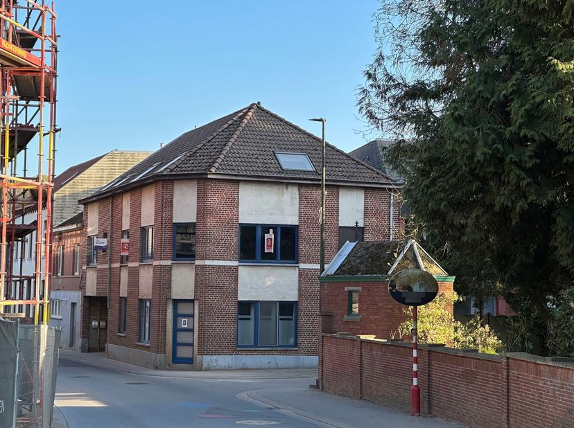 Hoekappartement op de eerste verdieping in een klein gebouw (3 units).&lt;br /&gt;
Ruim en praktisch appartement met 2 slaapkamers en overdekte staanplaats: