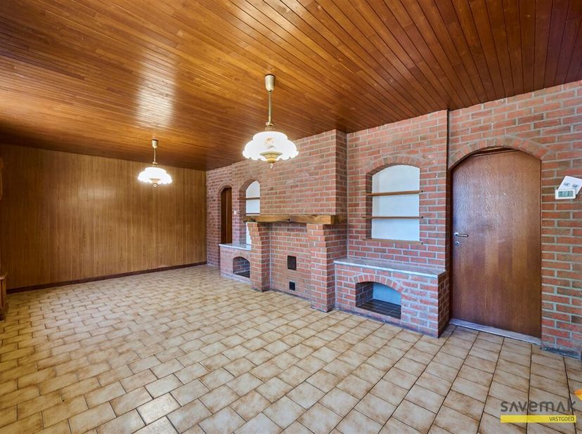 Cette charmante ferme des années 1920 se trouve au coeur du centre-ville de Koersel. Cette propriété de caractère a été entièrement rénovée dans les a