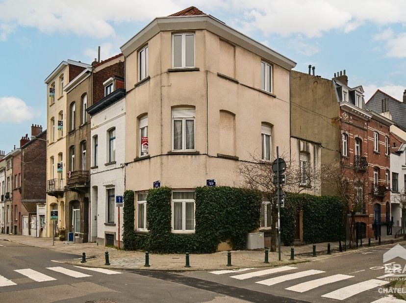 Découvrez cet immeuble de rapport avec 3 unités reconnues à vendre dans le quartier prisé du Cimetière dIxelles. Actuellement ce bâtiment de +/- 150m²