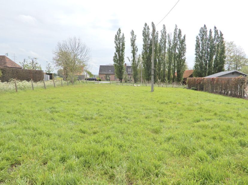 Bouwgrond voor een open bebouwing met een oppervlakte van 982 m² te Ardooie. Het perceel is vlot bereikbaar, in de nabije omgeving zijn zowel het cent