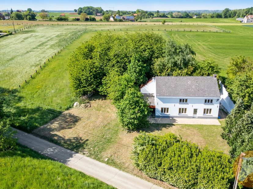 LUBBEEK - Exclusief gelegen landhuis met aanpalend weiland op 60 are.&lt;br /&gt;
Een uitzonderlijke kans in Lubbeek: een exclusief landhuis dat meteen weet