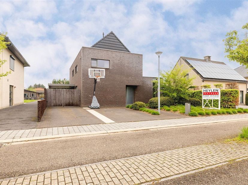 Bij het betreden van de woning komt u terecht in een open leefruimte die naadloos overgaat in de moderne, volledig uitgeruste keuken. De keuken heeft
