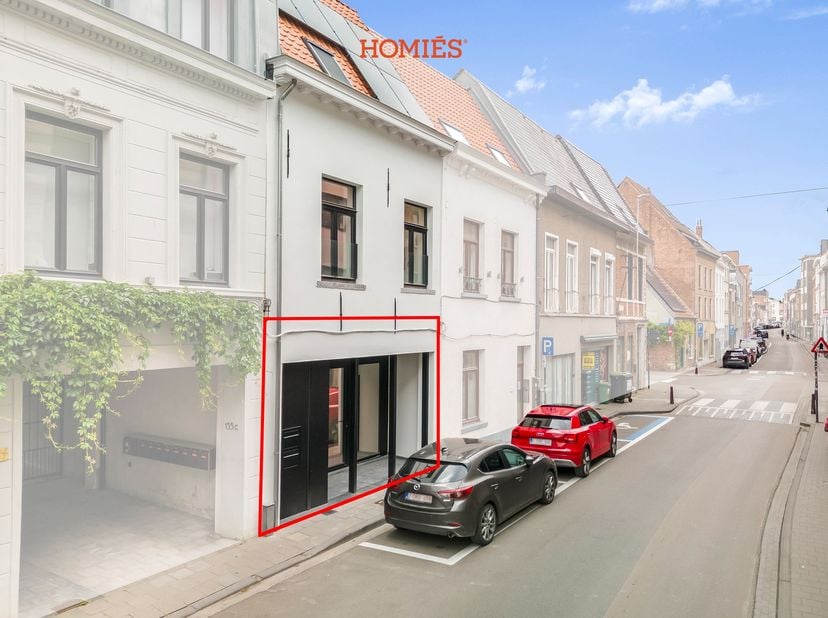 Graag stellen wij u deze lichtrijke handelsruimte voor, ideaal gelegen in het centrum van Leuven, in de levendige Tiensestraat , recht tegenover de Sp