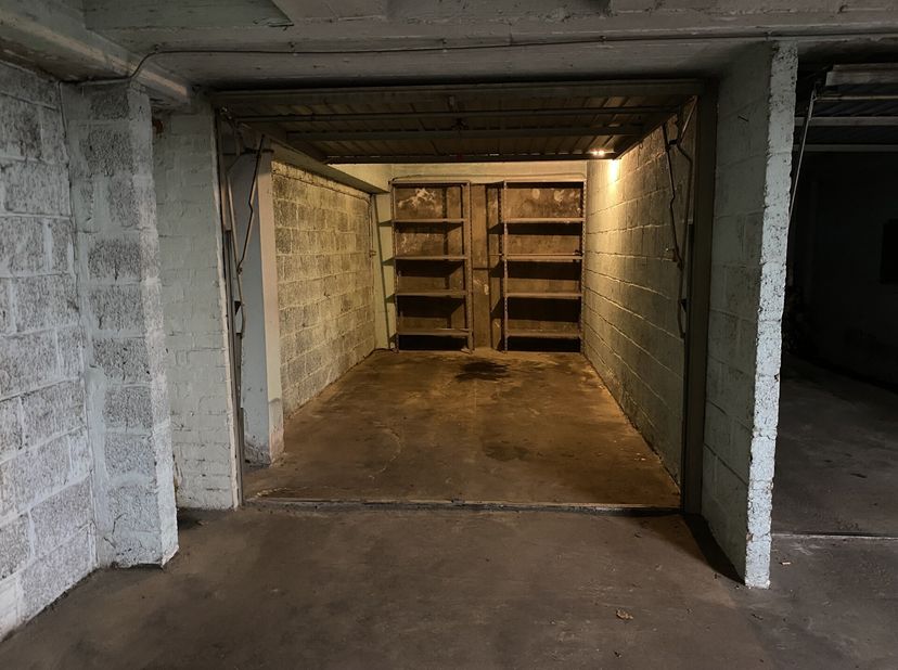IXELLES - Box fermé dans un bâtiment sécurisé - à deux pas du cimetière d&#039;Ixelles et de l&#039;ULB. A découvrir en exclusivité chez L&amp;P !