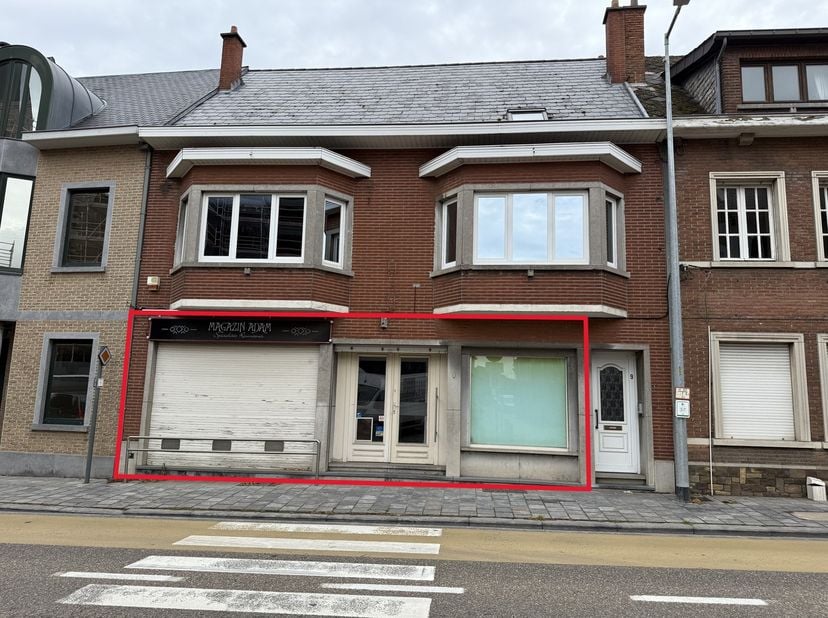 In het centrum van Zichem, vlak naast de kerk, bevindt zich dit veelzijdige handelspand met een gevelbreedte van 9 meter en een diepte van 25 meter. D