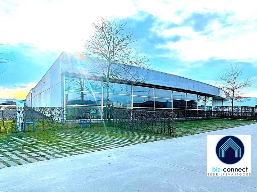 Functioneel bedrijfsgebouw op een centrale ligging op de industriezone Vliegplein te Maldegem met een vlotte bereikbaarheid en nabij alle hoofdwegen.