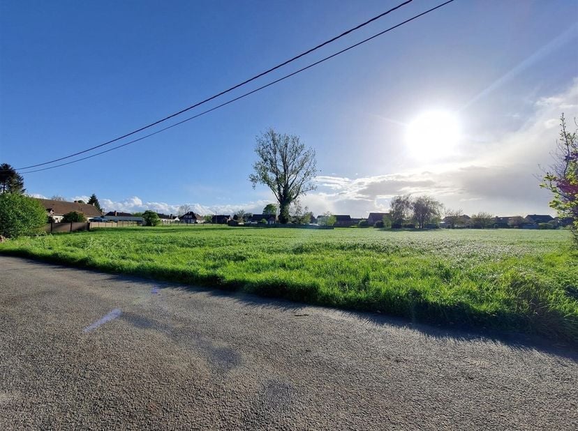 Beau terrain de 14a 45ca, avec 18,5m de façade, situé en zone d&#039;habitat à caractère rural, bénéficiant d&#039;une très belle vue sur la campagne environnan