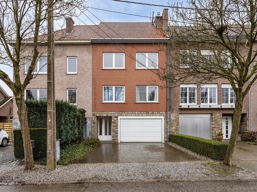 Opbrengsteigendom bestaande uit 2 gerenoveerde appartementen (2021) met twee slaapkamers en terras, staanplaatsen en garage, en een gemeenschappelijke